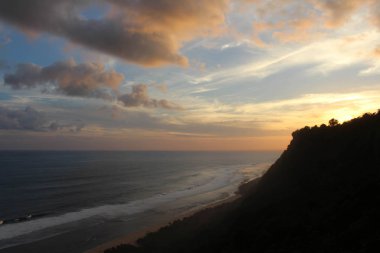 Florida'da-Florida'da plaj ve gün batımı sırasında bazı kırık batık. Bali, Temmuz 2018 alınan.
