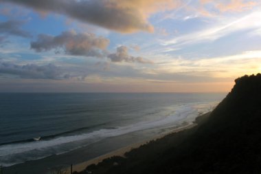 Florida'da-Florida'da plaj ve gün batımı sırasında bazı kırık batık. Bali, Temmuz 2018 alınan.