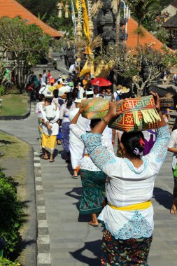 Bali dili Hindu insanlar ikonik Pura Tanah Lot dua. PIC çekilmiş Bali - Temmuz 2018.