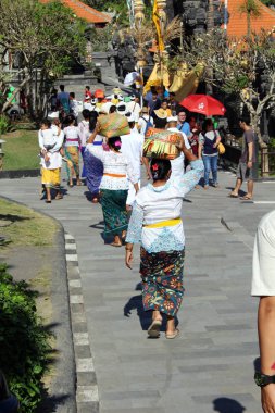 Bali dili Hindu insanlar ikonik Pura Tanah Lot dua. PIC çekilmiş Bali - Temmuz 2018.