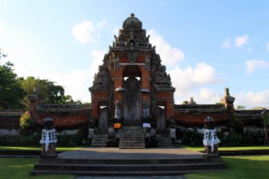 Pura Ayun Tapınağı ve karmaşık Bahçe kapısı. Huzurlu ve sakin. PC çekilmiş Bali - Temmuz 2018