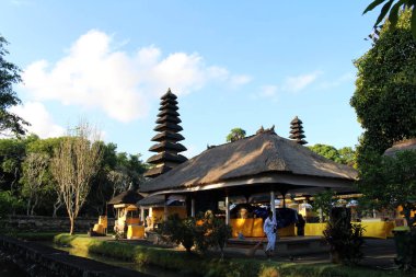 Pura Ayun Tapınağı ve Bahçe karmaşık çevresinde. Huzurlu ve sakin. PC çekilmiş Bali - Temmuz 2018.