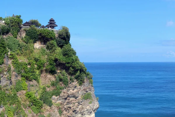 悬崖上的异国寺庙 Luhur 乌鲁瓦图 多么壮观的景色啊 2018年7月在巴厘岛拍摄 — 图库照片