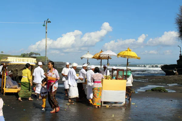 Gente Hindú Balinesa Rezando Alrededor Del Icónico Pura Tanah Lot —  Fotos de Stock