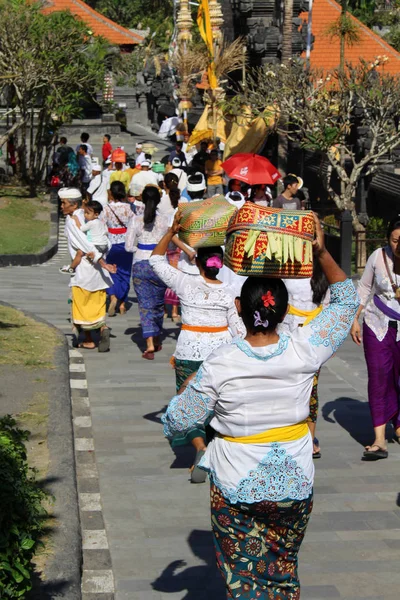 Bali dili Hindu insanlar ikonik Pura Tanah Lot dua. PIC çekilmiş Bali - Temmuz 2018.