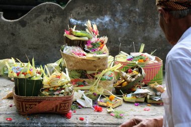 Bali dili günlük teklifleri Hindu ritüel içinde. Yerel dilde 