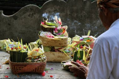 Bali dili günlük teklifleri Hindu ritüel içinde. Yerel dilde 