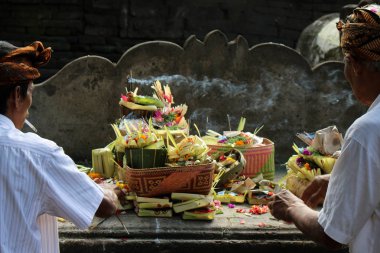 Bali dili günlük teklifleri Hindu ritüel içinde. Yerel dilde 