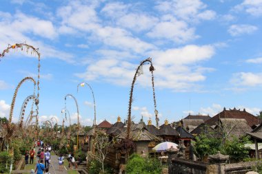 Penglipuran köyü bir ikonik geleneksel mahalle Hindistan cevizi tam (janur) bırakır. Bali, Temmuz 2018 alınan.