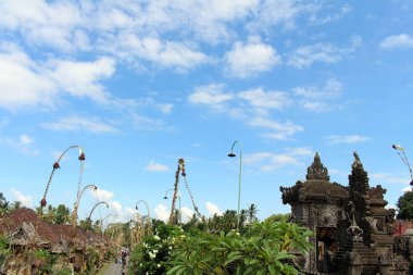 Penglipuran köyü bir ikonik geleneksel mahalle Hindistan cevizi tam (janur) bırakır. Bali, Temmuz 2018 alınan.