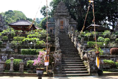 En güzel Balinese Hindu tapınakları, Pura Kehen civarında biri. Oymalar zengin! Bali, Temmuz 2018 alınan.