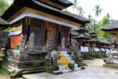 En güzel Balinese Hindu tapınakları, Pura Kehen civarında biri. Oymalar zengin! Bali, Temmuz 2018 alınan.