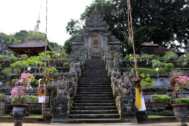 En güzel Balinese Hindu tapınakları, Pura Kehen civarında biri. Oymalar zengin! Bali, Temmuz 2018 alınan.