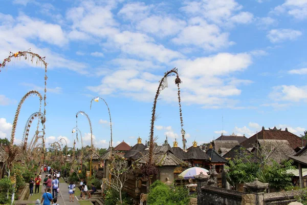 Penglipuran köyü bir ikonik geleneksel mahalle Hindistan cevizi tam (janur) bırakır. Bali, Temmuz 2018 alınan.