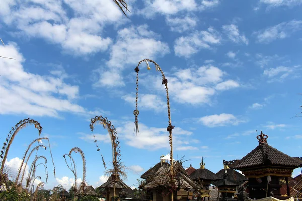 Penglipuran köyü bir ikonik geleneksel mahalle Hindistan cevizi tam (janur) bırakır. Bali, Temmuz 2018 alınan.