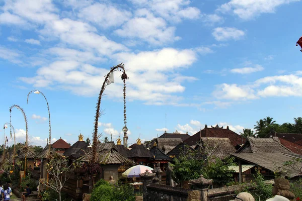 Penglipuran köyü bir ikonik geleneksel mahalle Hindistan cevizi tam (janur) bırakır. Bali, Temmuz 2018 alınan.