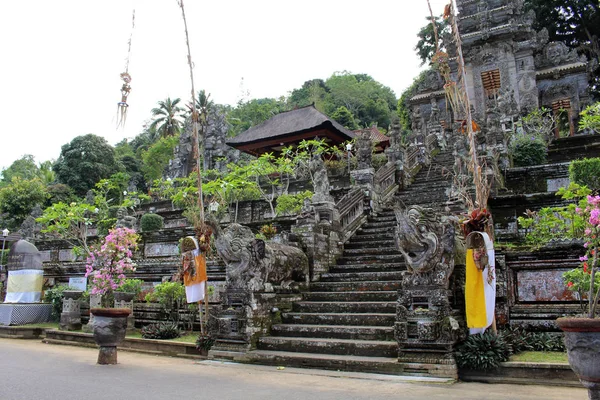 En güzel Balinese Hindu tapınakları, Pura Kehen civarında biri. Oymalar zengin! Bali, Temmuz 2018 alınan.