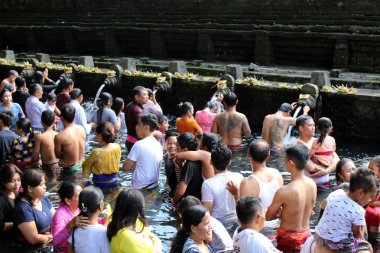 Bir sürü hacı alarak banyo Pura Tirta Empul su Tapınağı'nda tarafından onların beden ve ruh arındırmak. Bali, Temmuz 2018 alınan.