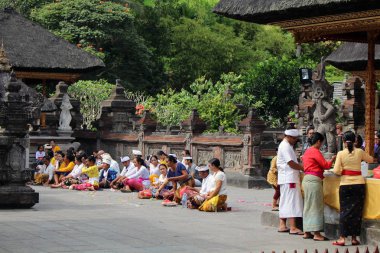 Bir sürü hacı alarak banyo Pura Tirta Empul su Tapınağı'nda tarafından onların beden ve ruh arındırmak. Bali, Temmuz 2018 alınan.