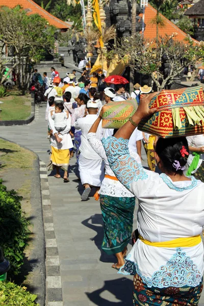 Bali dili Hindu insanlar ikonik Pura Tanah Lot dua. PIC çekilmiş Bali - Temmuz 2018.