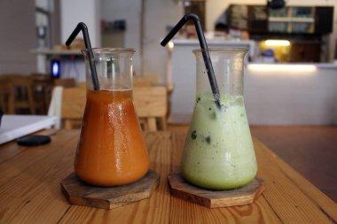 İki su bardağı (veya 