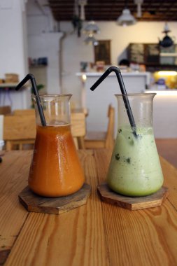 İki su bardağı (veya 