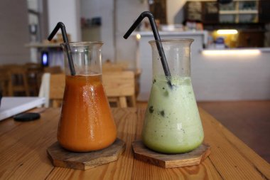 İki su bardağı (veya 