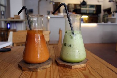 İki su bardağı (veya 