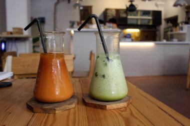 İki su bardağı (veya 