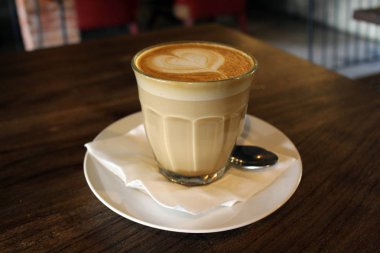 Bir fincan sıcak cafe latte (artı onun latte sanat) bir café'de görev yaptı..