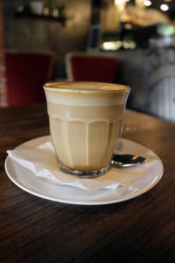 Bir fincan sıcak cafe latte (artı onun latte sanat) bir café'de görev yaptı..