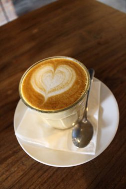 Bir fincan sıcak cafe latte (artı onun latte sanat) bir café'de görev yaptı..