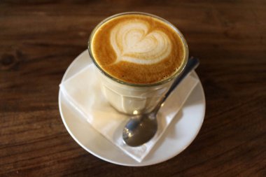 Bir fincan sıcak cafe latte (artı onun latte sanat) bir café'de görev yaptı..