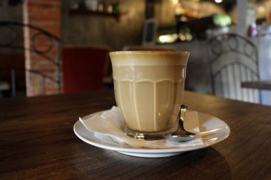 Bir fincan sıcak cafe latte (artı onun latte sanat) bir café'de görev yaptı..