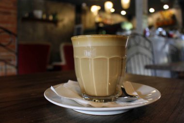Bir fincan sıcak cafe latte (artı onun latte sanat) bir café'de görev yaptı..