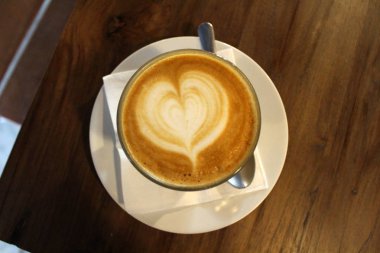 Bir fincan sıcak cafe latte (artı onun latte sanat) bir café'de görev yaptı..