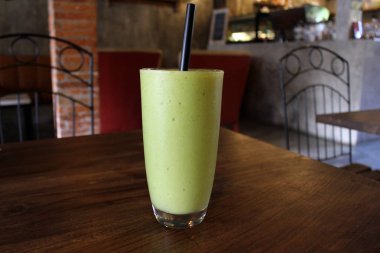 Soğuk yeşil avokado suyu bir fincan bir café'de görev yaptı.