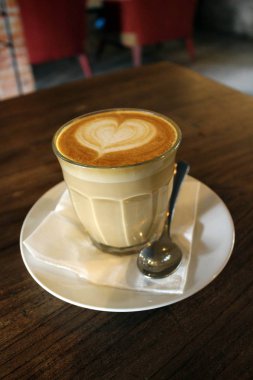 Bir fincan sıcak cafe latte (artı onun latte sanat) bir café'de görev yaptı..