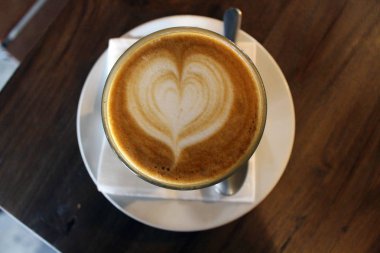 Bir fincan sıcak cafe latte (artı onun latte sanat) bir café'de görev yaptı..