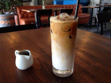 Bir bardak buz cafe latte bir kafede soğuk yenen.