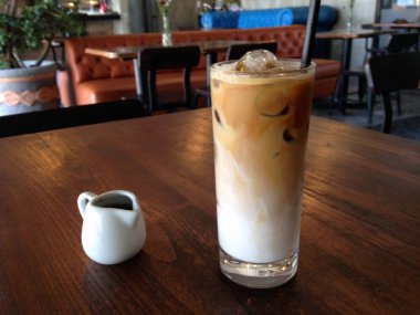 Bir bardak buz cafe latte bir kafede soğuk yenen.