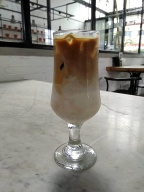 Bir bardak buz cafe latte bir kafede soğuk yenen.
