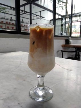 Bir bardak buz cafe latte bir kafede soğuk yenen.