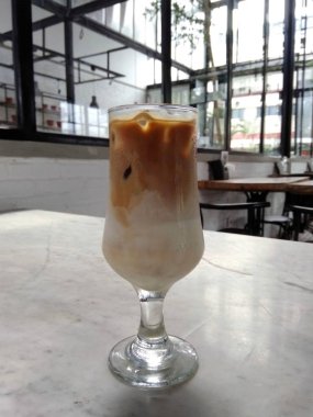 Bir bardak buz cafe latte bir kafede soğuk yenen.