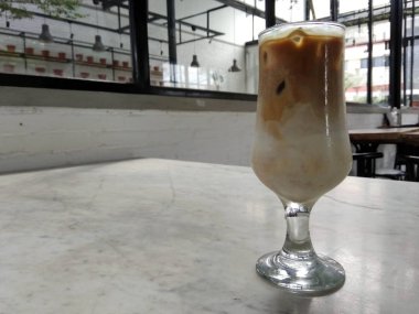 Bir bardak buz cafe latte bir kafede soğuk yenen.