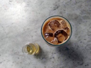 Bir bardak buz cafe latte bir kafede soğuk yenen.