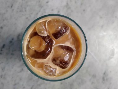 Bir bardak buz cafe latte bir kafede soğuk yenen.