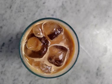 Bir bardak buz cafe latte bir kafede soğuk yenen.
