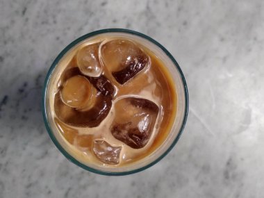Bir bardak buz cafe latte bir kafede soğuk yenen.