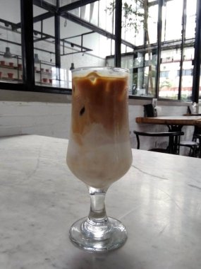Bir bardak buz cafe latte bir kafede soğuk yenen.